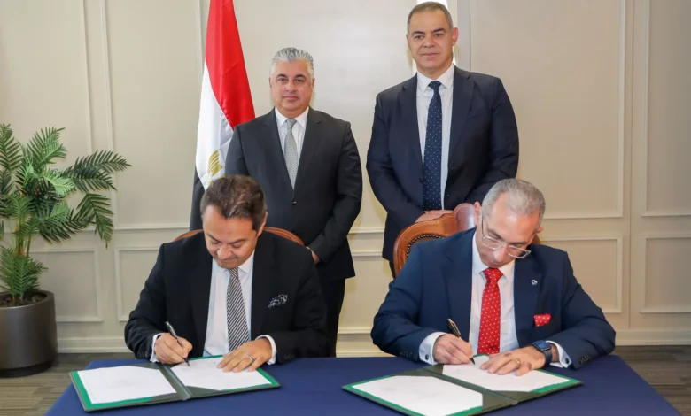 باستثمارات -13مليار-جنيه-اقتصادية-قناة-السويس-توقع-عقد-انتفاع-بالأرض-لتنمية-وتطوير-3.3-كيلو-متر-مع -“أوراسكوم”-للمناطق-الصناعية