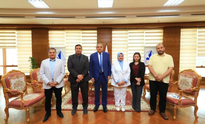رئيس-جامعة-كفر-الشيخ-يستقبل-وفد-جهاز-تنمية-المشروعات-المتوسطة-والصغيرة-ومتناهية-الصغر
