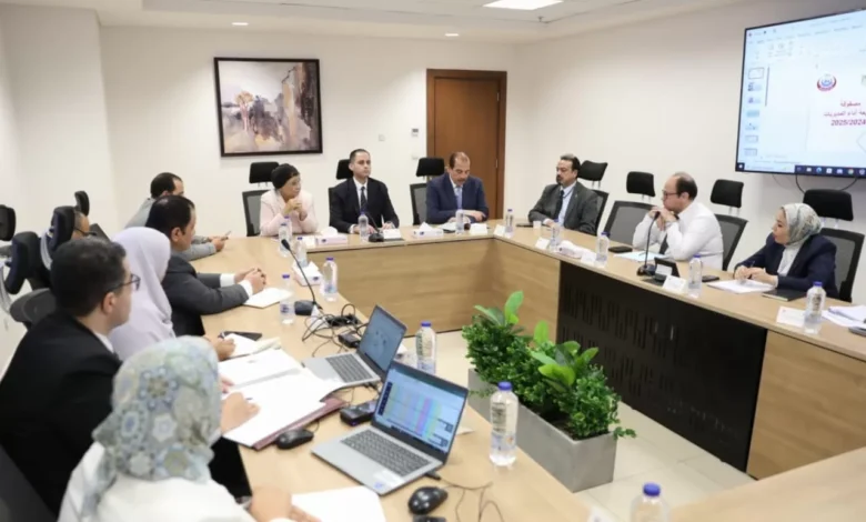 نائب-وزير-الصحة-والسكان-مع-لجنة-تقييم-الأداء-الخاصة-بمديري-ووكلاء-مديريات-الشؤون-الصحية
