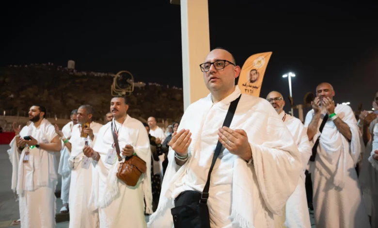 حجاج-الجمعيات-الأهلية-يستعدون-للتوجه-إلى-مزدلفة-مع-غروب-الشمس