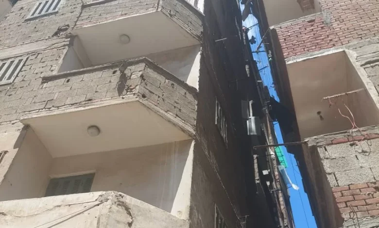 ميل-مفاجئ-لعقار-مخالف-وسط-الإسكندرية.-إخلاء-السكان-وبدء-الهدم-الفوري