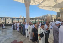 في-روضة-من-رياض-الجنة.-دعاء-وسجود-وامتنان-من-الحجاج-في-حضرة-النبي-ﷺ