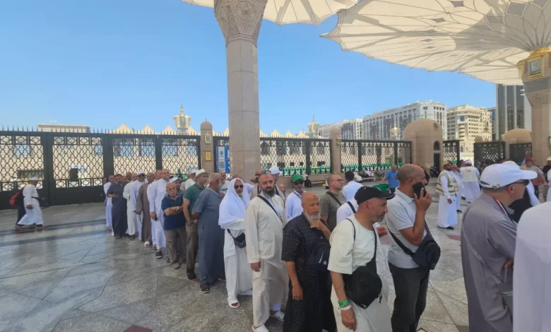في-روضة-من-رياض-الجنة.-دعاء-وسجود-وامتنان-من-الحجاج-في-حضرة-النبي-ﷺ