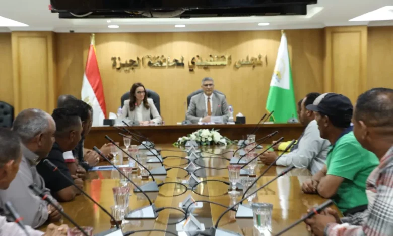 محافظ-الجيزة-يسلّم-شهادات-محو-الأمية-لـ-18-من-العاملين-بالمنطقة-الأثرية