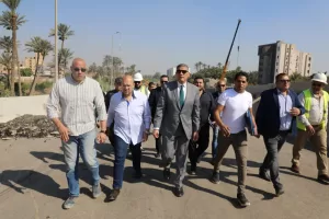 مشروعات-محورية-لتحقيق-السيولة-المرورية.-محافظ-الجيزة-يتفقد-كوبري-مزلقان-أبو-النمرس-وطريق-جسر-المنوات-بالحوامدية